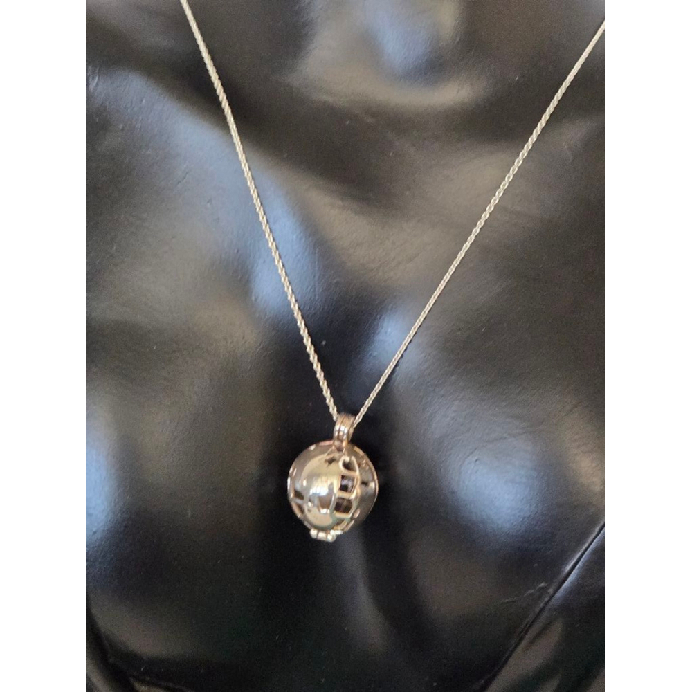 Women's sterling world pendant Unbranded Necklace Silver One Size